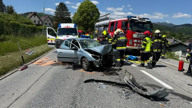 23.05.2026, T10 Verkehrsunfall mit eingeklemmter Person