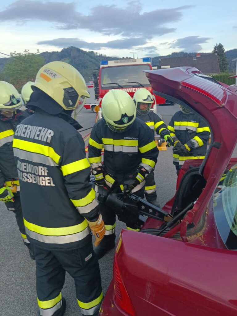Übungsbericht Verkehrsunfall mit Personenrettung, 02.06.2026